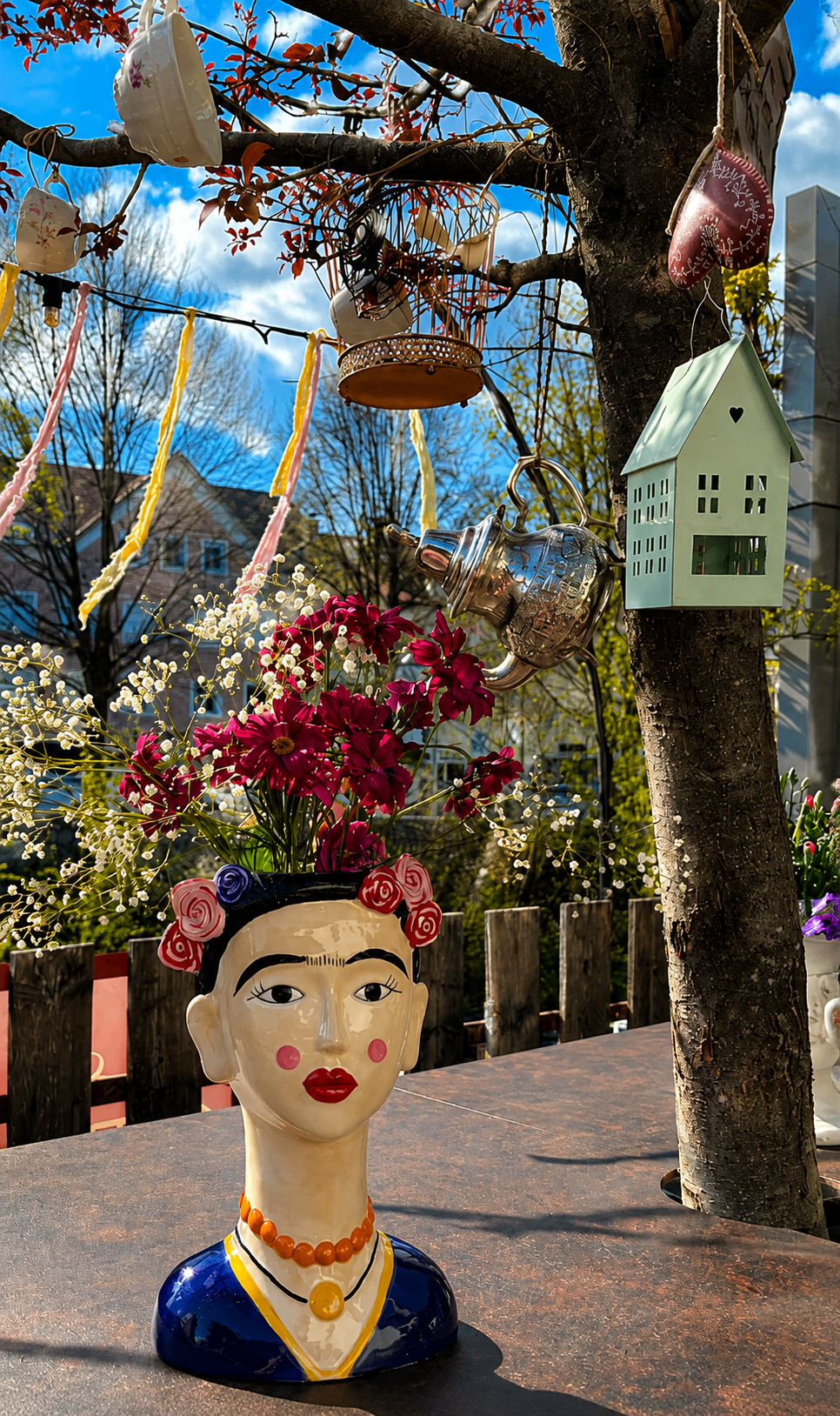 Frida Vase mit Blumen